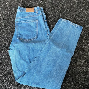 Momjeans - Snygga ljusblå momjeans från Bershka! Säljer pga för små.  Skick: Väldigt bra! Storlek: 34 (XS) Nypris: ca 300-400kr