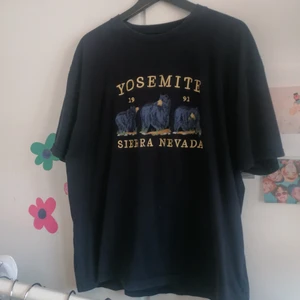 Brandy dupe tshirt  - Oversized tshirt med tryck. Sjukt fint strand outfit om man stylar den med ett par shorts :) 130 kr inklusive frakt ❗Onesize men jag har storlek S-M på tshirts och den sitter oversized på mig. Skickas med postnords spårbara frakt :-) 