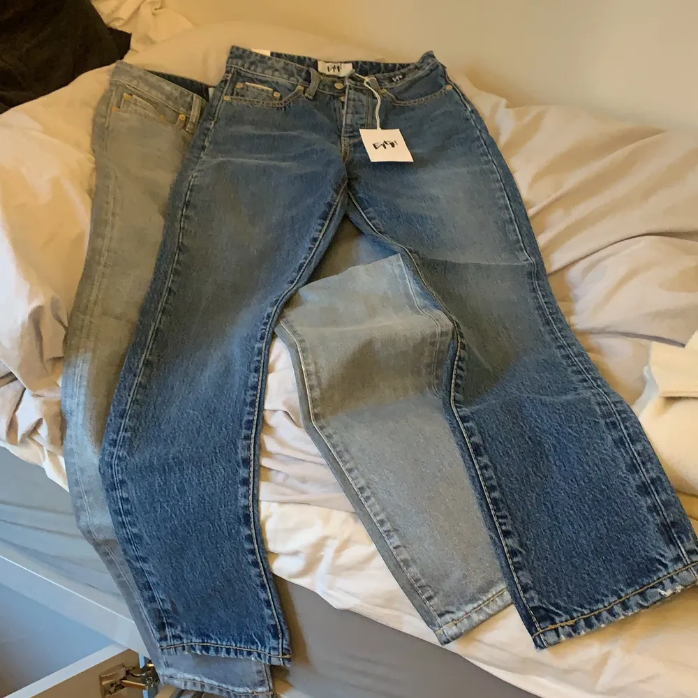 Säljer nu mina två superfina jeans från eytys som är helt oanvända båda två. Köpte dem på eytys outlet men de var tyvärr för stora och kunde ej lämna tbx dem🥰 så snygga verkligen men tyvärr kan jag ej ha dem! 1 par för 400kr❤️. Jeans & Byxor.