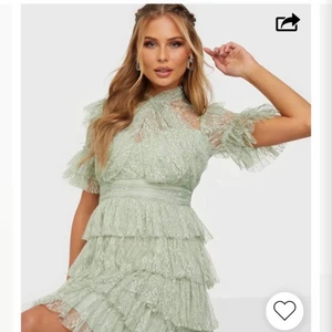 By Malina klänning - Grön By Malina klänning i storlek S. Klänningen är lite mörkare än på bilden. Vid intresse kan fler bilder skickas. Endast använd en gång!