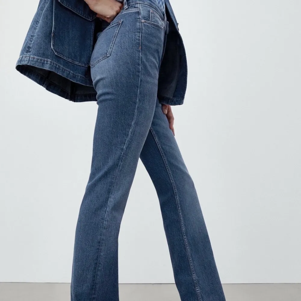 Helt nya jeans från Massimo Dutti! Modellen heter high waist flare Storlek: 25  Helt oanvända pga fel storlek! Hittar inte kvittot och har köpt ett par till i en större storlek.  Pris: 699:- köpta på massimo Dutti i mall of scandinavia. Jeans & Byxor.
