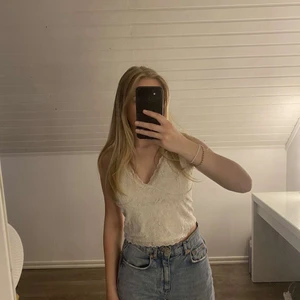 Bikbok  - Fint spets linne, är mindre än vad storleken visar🤍, köpt för 150kr, köparen står för frakten🤍 stl L men sitter som Stl S. 