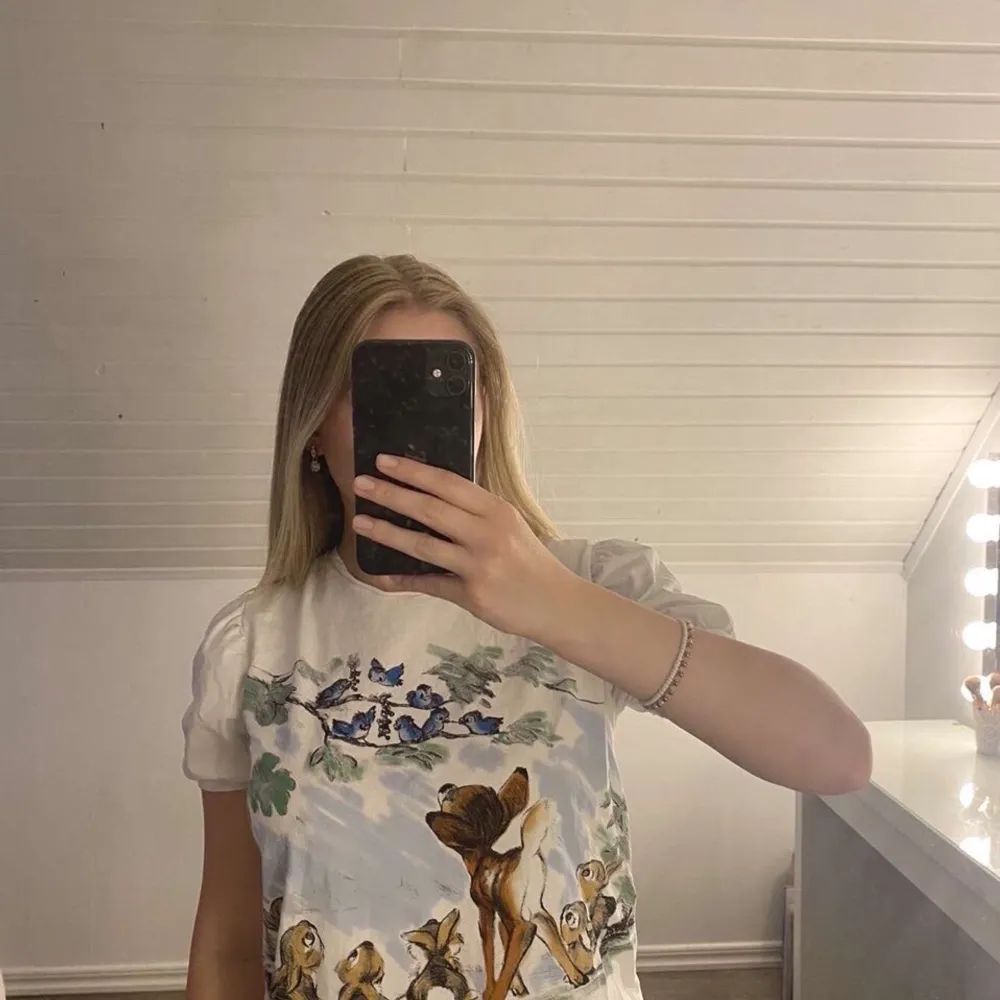 Cute ZARAxDISNEY tröja🤍, Limited edition. Stl s, sitter jätte fint på. köpte för 160kr 🤍köparen står för frakten🤍. T-shirts.