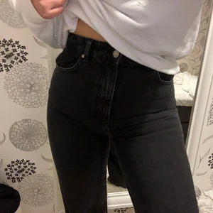 Raka jeans - Säljer dessa svarta raka jeansen från stradivarius då de är lite för långa på mig. De är ganska små i stoleken så om man har 38 som jag vanligtvis har så passar dessa jättebra!Nypris 359kr🖤🖤