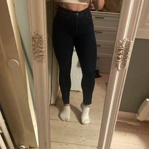 Mörkblå jeans  - Använda någon enstaka gång. Mycket stretch! Formar kroppen fint. 