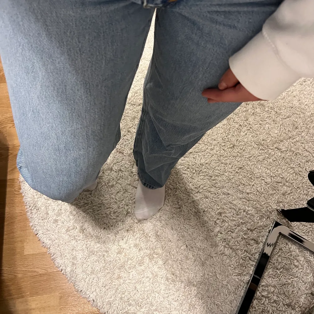 Raka jeans från monki i fint skick🥰 sitter bra i längden och väldigt fin passform!. Jeans & Byxor.