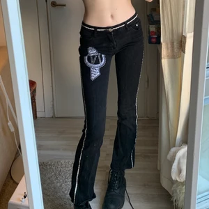 Jeans  - Svarta jeanse med detaljer längs sömmarna och ett strasstryck på vänster lår:) säljer pga för små:( 