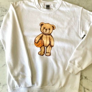 Fashion bear tjocktröja  - Tjocktröjan är vit med ett tryck! Detta plagg som nytt nästan oanvänt! 🤭💘