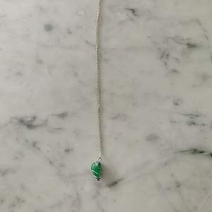 Kristallhalsband med en silvrig kedja!! Stenen är en grön aventurin som skall kunna ge dig tur och framgång! ❤️