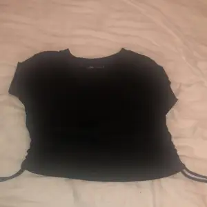 En svart T-shirt från Zara. Har använt den 1 gång