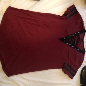 En topp - En ny topp. aldrig använt den. bara provat den. passar storleken M och L