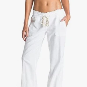 Roxy Linnebyxor stl XS - Säljer dessa super fina roxylinnebyxor med vita snören. De är använda ett fåtal gånger o är i väldigt bra skick🥰 skriv privat vid intresse eller frågor. Köp direkt för 500kr.