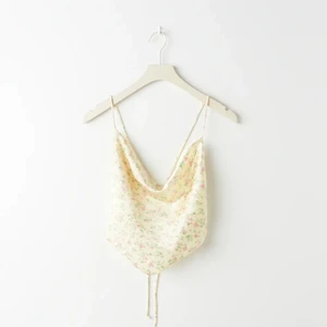 Ginatricot satin scarf topp - Supersöt satintopp med blommor från Ginatricot. Endast provad och klippte tyvärr bort prislappen så går ej att lämna tillbaka. Slutsåld på nätet och antar även i de flesta butiker. Köpare står för frakt 💕