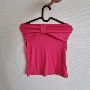 Rosa tubtopp - Söstaste rosa tubtoppen. Tyvärr för liten för mig, köpt second hand.  (Jag skulle kalla mig en strl 40 med C-kupa, för referens) 