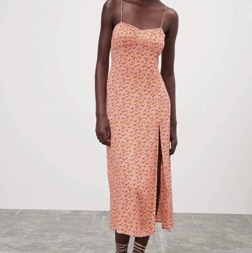 Säljer denna snygga ombloggade klänningen  från Zara  Strl L, men passar definitivt även en M Helt ny med prislapp. Klänningar.