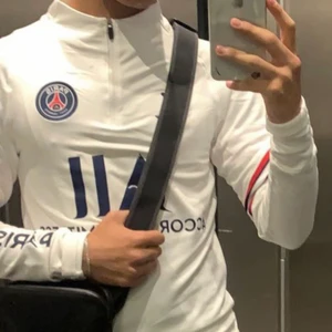Jordan/Psg tröja - Hej jag Säljer min psg tröja i bra skick inte använd så mycket, pris kan gå ner vid snabb affär