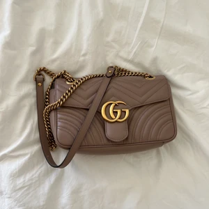 Gucci marmont - Funderar på att sälja min Gucci marmont i storleken medium, den är i dusty pink. Köpt på Gucci i Stockholm, kvitto, dustbag osv tillkommer dessvärre ingen kartong då den gått sönder när jag flyttade. Köpte den för 18 000 men just nu ligger den på 21300 ca