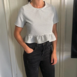 Hm divided st M tröja  - Randig volang tröja från hm, aldrig använd st M.