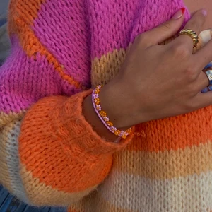 Pärlarmband - Så fina armband, 39kr för bara pärlor, 69 med blommor🌸🌸 13kr frakt. Går att få i andra färger och modeller❤️❤️