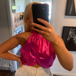 Rosa topp st xs-s - Superfin topp som är öppen i ryggen! Använd 1 gång :)