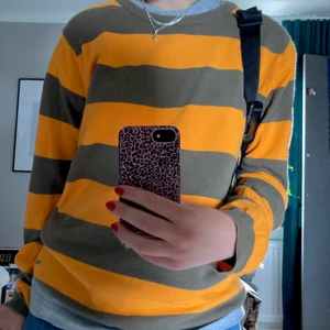 Tröja från Wesc - Orange/Brun finstickad tröja från WESC. Storlek S