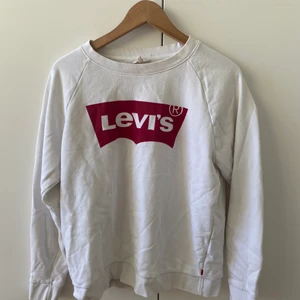 Levis tröja medium - Obs! Du får själv stå för fraktkostnaden😊