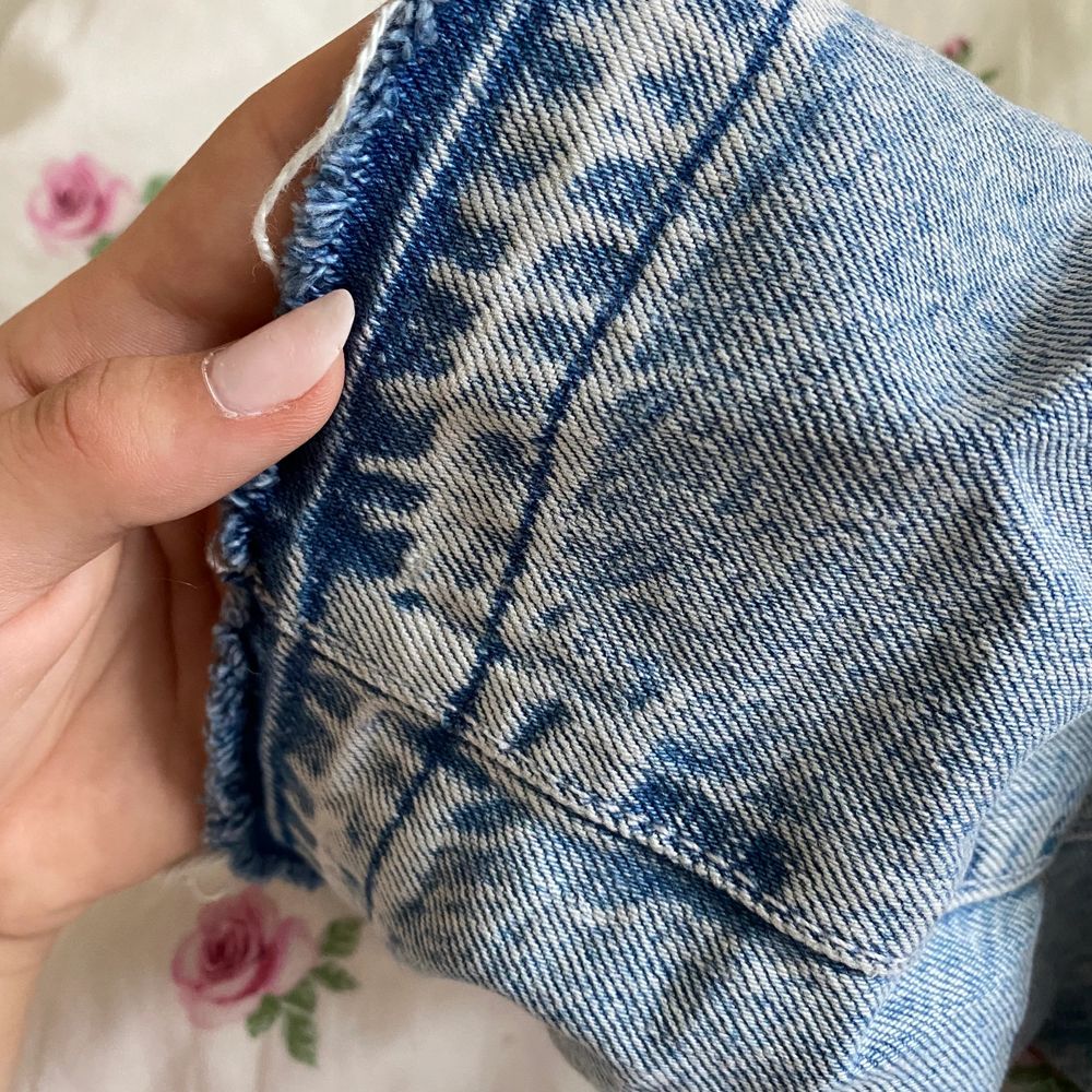 Urrrrsnygga jeans från weekday köpta här på plick!🤍Jeansen är i modellen arrow low i färgen ”summer blue” se bild 2*. De är uppsprätta längst ner vilket ger dem ett extra par cm. Tyvärr för korta på mig:(. Jeans & Byxor.