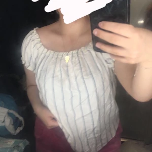 Tröja - Säljer denna gulliga tröja från vero Moda💕 aldrig använt den