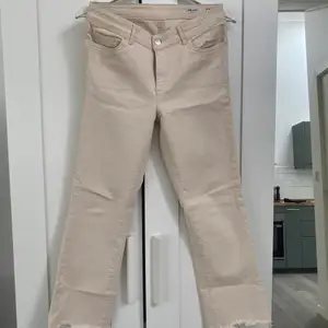Beiga jeans från Vero Moda, storlek W28 L32, aningen lågmidjade 