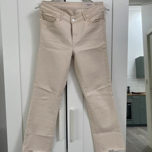 Jeans från Vero Moda  - Beiga jeans från Vero Moda, storlek W28 L32, aningen lågmidjade 