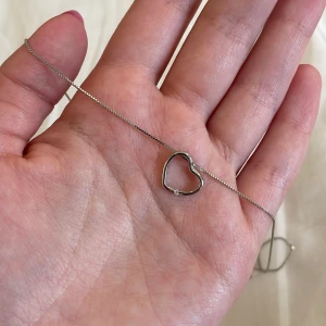 Halsband med ett hjärta i silver - ☝🏻