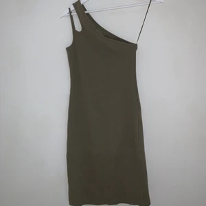 oneshoulder klänning Nelly  - Grön ribbad klänning med oneshoulder från Nelly. Aldrig använd! 