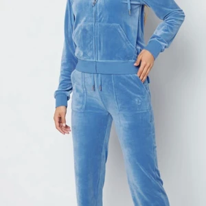 Juicy couture - Säljer mina slutsålda juicy couture byxor i färgen reagatta, (de är uppsydda och passar någon som är 162) säljer pga att de inte passar mig. Storlek xs. Använda endast fåtal gånger, de är i nytt skick