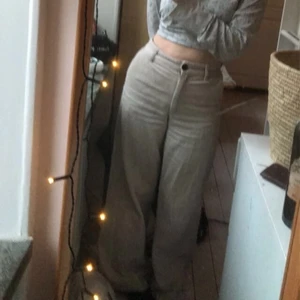 Beiga kostymbyxor!!! - Jättesöta high-waisted! Ger en sååå fin form!!!! Och är otroligt sköna! 