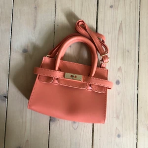 Söt rosa miniväska  - Fin rosa väska i nytt skick, aldrig använd. 