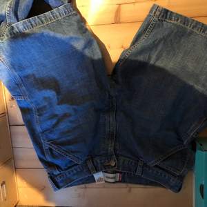 Levis jeans shorts i bra passform och wash. Carpenter modell och bra skick.