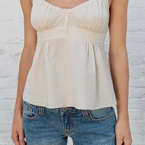 Brandy melville top - Jättegullig brandy melville top enast använd ca 2-3 ggr då den är lite stor på mig. Passar med mycket! ❤️❤️ höj budet med minst 10kr!!