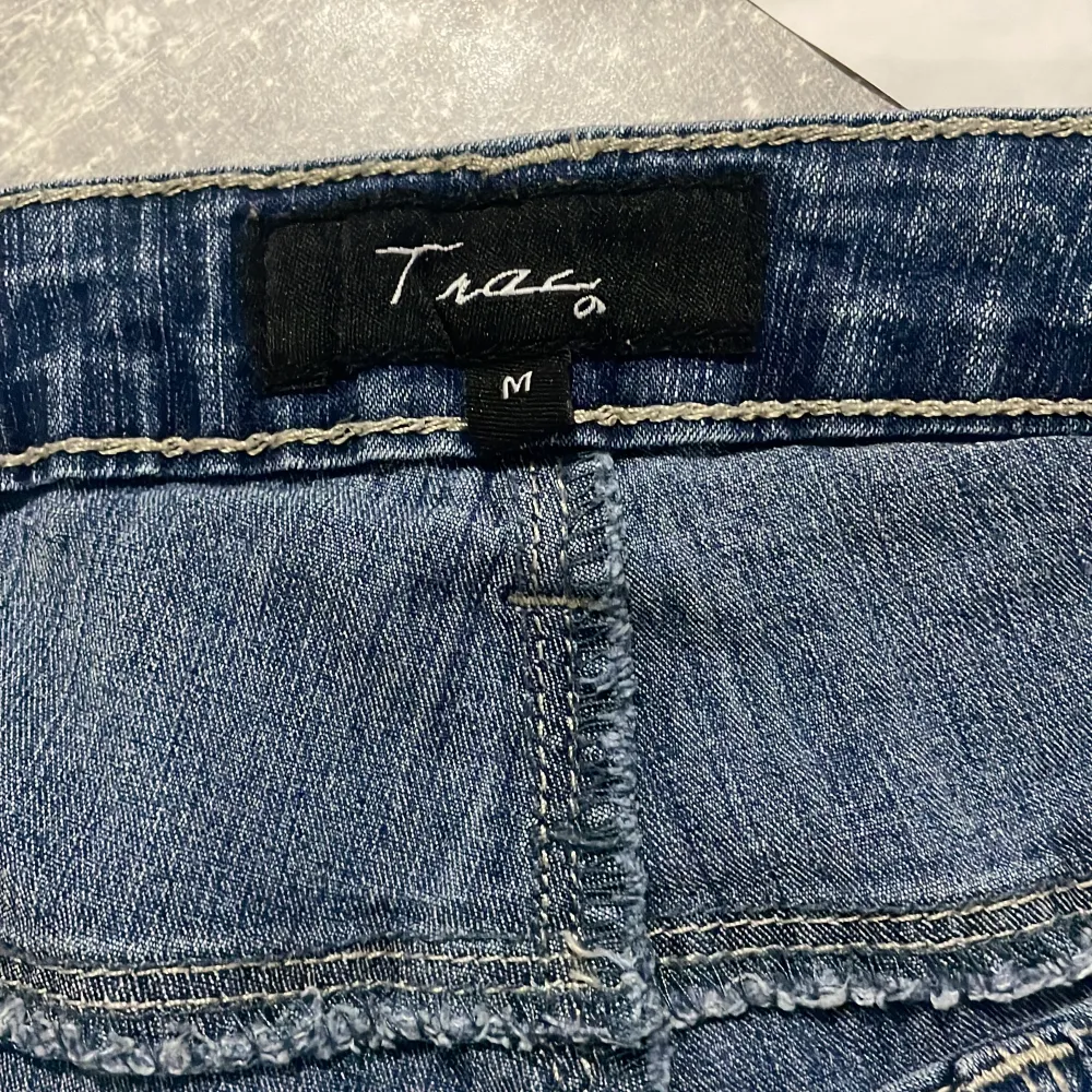 Mammas gamla jeans, storlek M men passar xs💕skinnet jeans som jag har klippt eftersom jag ville ha slits😆Säljer för 150  NyprIs var ca 500💕(PRISET KAN DISKUTERAS)💕. Jeans & Byxor.