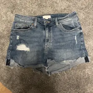 Blåa jeans shorts använda några gånger sitter snyggt lite mer åt det lågmidjade hållet men inte helt 