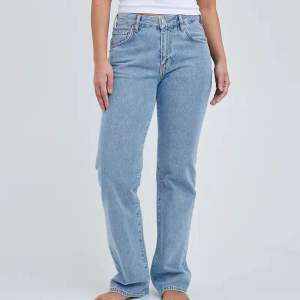 Low waist Jeans från Bikbok. Använda några gånger och lite smutsiga längst ner pga för långa men annars superfint skick!💕 säljer pga blivit förstor. Köpte för 699kr. W26 L32