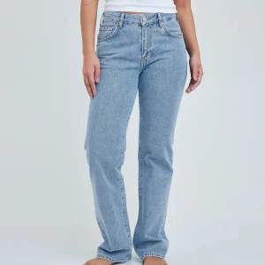 Low waist jeans - Low waist Jeans från Bikbok. Använda några gånger och lite smutsiga längst ner pga för långa men annars superfint skick!💕 säljer pga blivit förstor. Köpte för 699kr. W26 L32