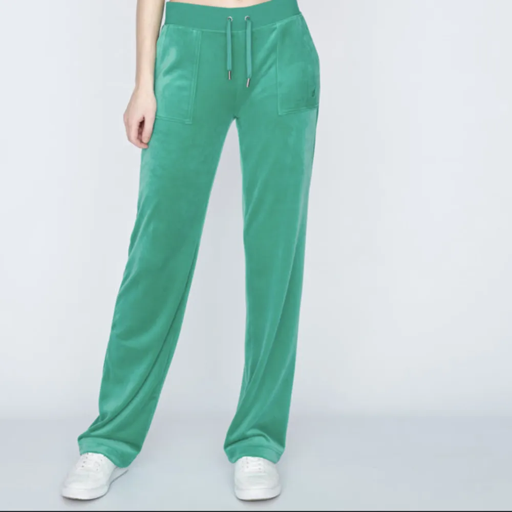 gröna juicy byxor i xl men skulle säga att de är mer l. fint skick, alla knappar kvar och knappt använda. pris kan diskuteras . Jeans & Byxor.