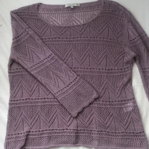 Söt virkad tröja - Lila virkad tröja i strl L men sitter bra på mig som är en strl S-M!