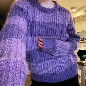 Lila stickad tröja - Randig fin stickad tröja i lila! Inte sticksig och superskön! 