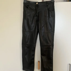 Skinnbyxor - Säljer dessa jättefina skinnbyxorna i storlek S, byxorna är i en lite kortare modell och har både fickor på framsidan och baksidan.🌸