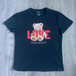 T-shirt - Bra skick, använd 3-4 gånger, ej genomskinlig & stretchig 