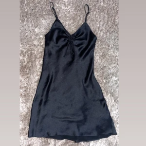 Kort sidenklänning - Svart kort sidenklänning från bikbok endast använd en gång i somras men jättefin och skön med justerbara band💕