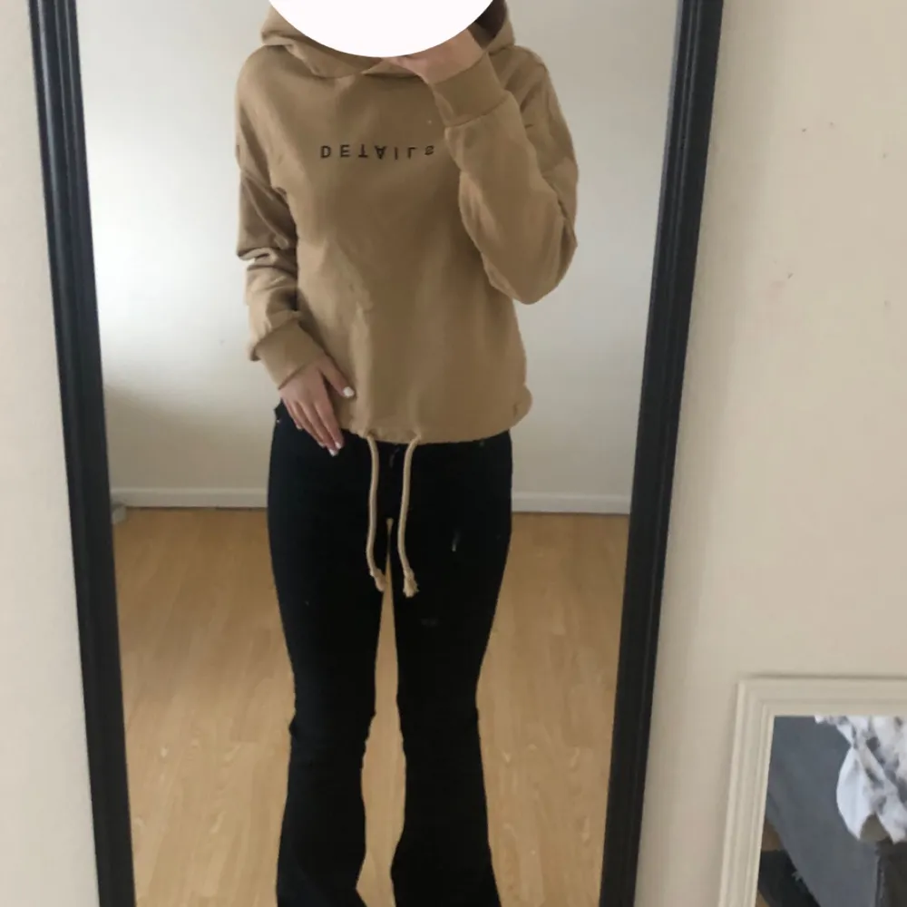 Säljer denna hoodie ifrån gina då den inte används längre. Den är använd med i sparsamt skick. Passar mig som är 162cm. (Frakten ligger på 69kr). Hoodies.