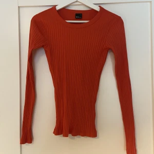 Långärmad tröja  - Jätte fin orange tröja. Sitter bekvämt och snyggt, storlek XS. Färgen är något svär att få fram på bild men den är mer orange. Säljer för 60kr