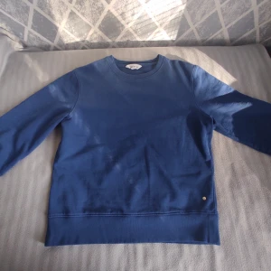 Blåa sweatshirt  - Snygg blåa tröja har använt den ett par gånger bara men skicket är för schysst och tröjan är jätte bekväm 
